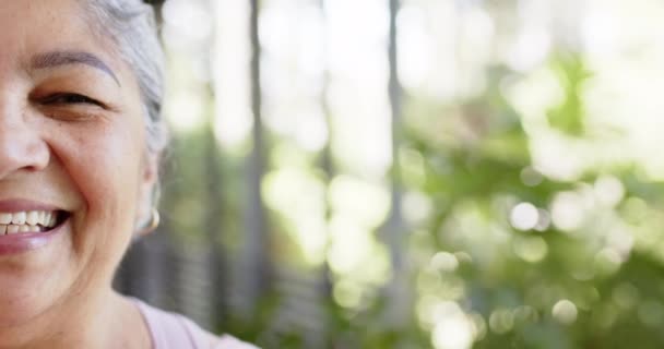 Портрет Счастливой Расы Пожилой Женщины Солнечном Открытом Воздухе Копия Пространства — стоковое видео