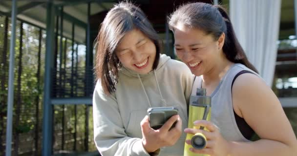Щасливі Азіатські Друзі Пляшкою Води Смартфон Сміються Терасі Повільний Рух — стокове відео