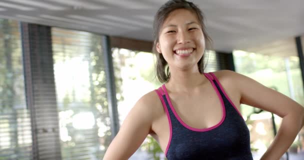 Kolları Akimbo Olan Mutlu Asyalı Kadın Kameraya Bakıyor Güneşli Spor — Stok video