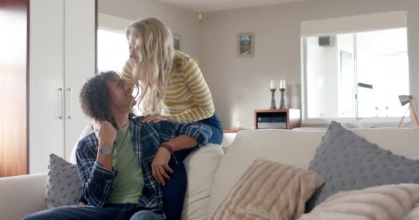 Heureux Couple Diversifié Embrassant Assis Sur Canapé Maison Ralenti Relation — Video