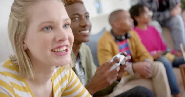 Feliz Grupo Diverso Amigos Adolescentes Sentados Sofá Jugando Videojuegos Casa — Vídeos de Stock
