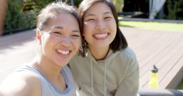 Щасливі Азіатські Друзі Пляшкою Води Роблять Селфі Сміються Терасі Повільний — стокове відео