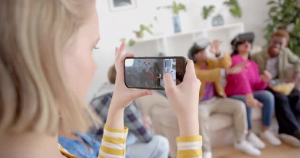 Diverso Grupo Amigos Adolescentes Grabando Con Smartphone Usando Auriculares Casa — Vídeos de Stock
