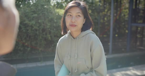 Щасливі Азіатські Друзі Жінки Тренувальним Килимком Пляшкою Води Обговорюють Терасі — стокове відео