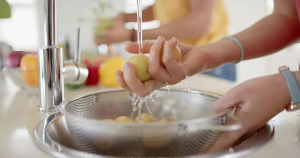 Çeşitli Çiftler Mutfakta Taze Sebzeleri Hazırlıyor Yıkıyor Yavaş Çekimde Sağlıklı — Stok video