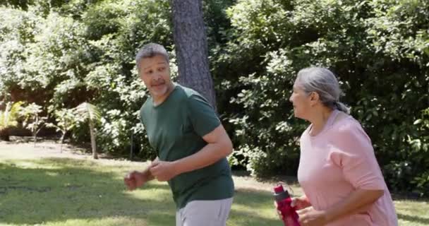 Feliz Pareja Ancianos Diversos Corriendo Sosteniendo Botella Agua Sol Aire — Vídeo de stock