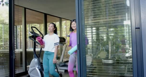 Egzersiz Paspaslı Mutlu Asyalı Bayan Arkadaşlar Güneşli Terasa Çıkıp Gülümsüyorlar — Stok video