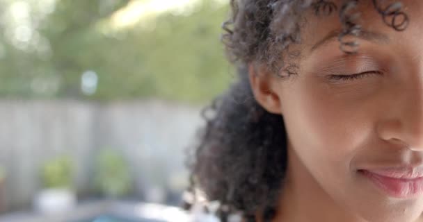 Портрет Щасливої Жінки Кучерявим Волоссям Саду Копіювання Простору Повільний Рух — стокове відео