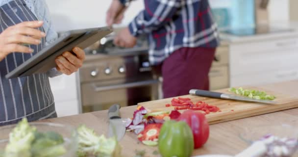 Casal Biracial Sênior Feliz Cozinhar Usar Tablet Cozinha Câmera Lenta — Vídeo de Stock