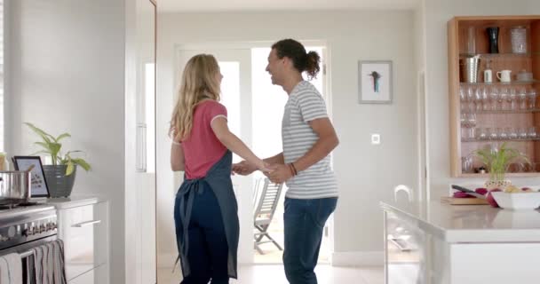 Heureux Couple Diversifié Portant Tablier Danser Dans Cuisine Ralenti Vie — Video