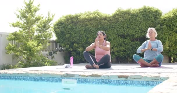 Dvě Šťastné Starší Ženy Cvičí Jógu Bazénu Slunné Zahradě Zpomalují — Stock video