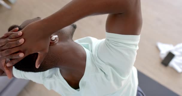 Homme Afro Américain Concentré Étirant Dans Salon Ensoleillé Ralenti Accueil — Video