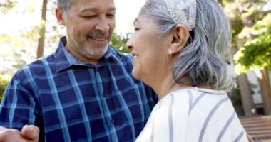 Güneşli bahçede dans eden mutlu son sınıf çifti. Emeklilik, eğlence, boş zaman, birliktelik, dans ve doğa konsepti, değiştirilmemiş..