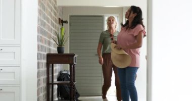 Güneşli bir günde, yavaş çekimde eve gelen mutlu kıdemli kadınlar. Arkadaşlar, emeklilik, ev hayatı ve yaşlılar, arkadaşlık, değişmemiş.