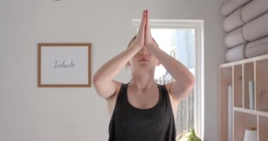 Beyaz odada yoga yapan beyaz tenli kadın, ağır çekimde. Hava yogası, yoga, birliktelik, aktivite ve yaşam tarzı, değişmemiş..