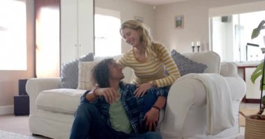 Mutlu çift portresi. Evdeki kanepede oturup kucaklaşıyorlar. Ağır çekimde. Ev hayatı ve yaşam tarzı değişmedi..