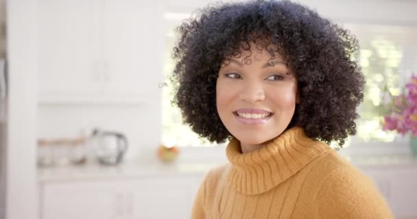 Щаслива Афроамериканка Кучерявим Волоссям Вдома Повільний Рух Домашнє Життя Спосіб — стокове відео