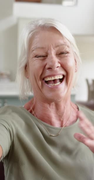 Šťastná Kavkazská Starší Žena Která Videohovor Posílá Polibek Slunné Místnosti — Stock video