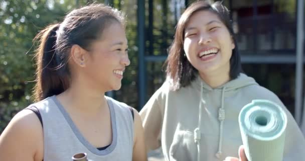Щасливі Азіатські Друзі Жінки Тренувальними Килимками Пляшкою Води Сміються Терасі — стокове відео