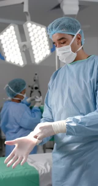 Vertikales Video Eines Zweirassigen Männlichen Chirurgen Mit Medizinischen Handschuhen Operationssaal — Stockvideo