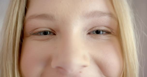 Portret Van Vrolijke Blanke Vrouwelijke Tiener Met Blond Haar Thuis — Stockvideo