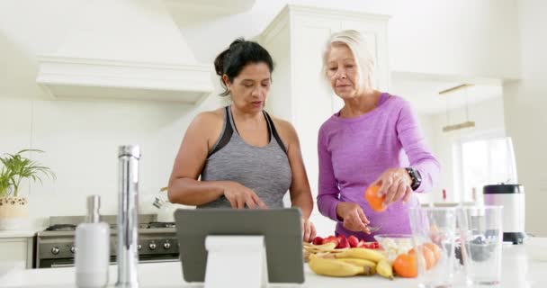 Duas Mulheres Idosas Diversa Feliz Preparando Frutas Usando Tablet Cozinha — Vídeo de Stock