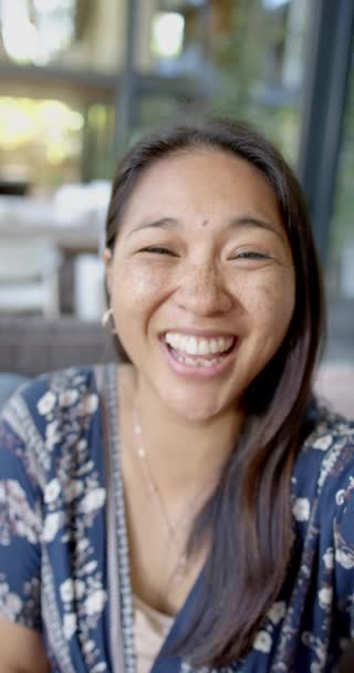 Glückliche Asiatische Frau Mit Videoanruf Und Blasenkuss Sonnigen Wohnzimmer Zeitlupe — Stockvideo