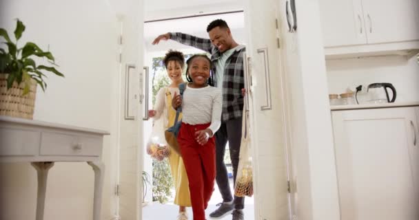 아프리카계 미국인 부모와 슬로우 모션에서 생활양식 변함없는 — 비디오
