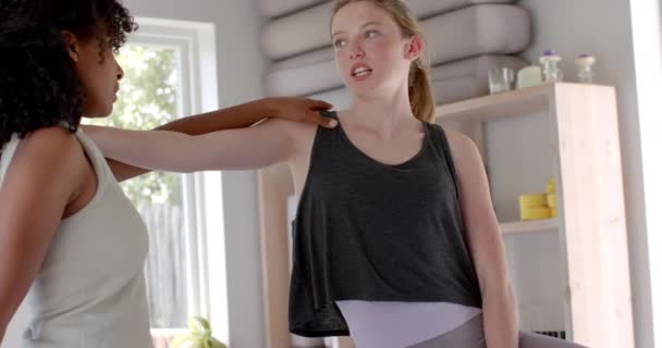 Gericht Diverse Fitnessvrouwen Samen Trainen Mat Witte Kamer Slow Motion — Stockvideo