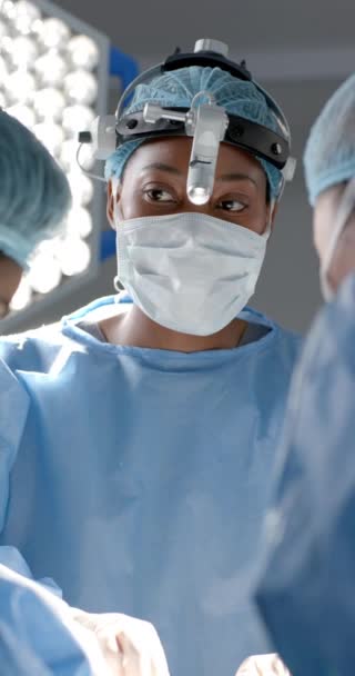 Vertikales Video Diverser Chirurginnen Die Patientin Operationssaal Operieren Zeitlupe Medizin — Stockvideo