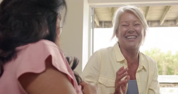 Femei Vârstă Fericite Care Râd Canapea Camera Însorită Mișcare Lentă — Videoclip de stoc
