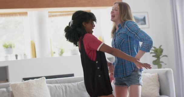 幸せな多様な十代の女性の友人が自宅で踊り ゆっくりとした動き 家庭生活 楽しみとライフスタイル 変わらない — ストック動画