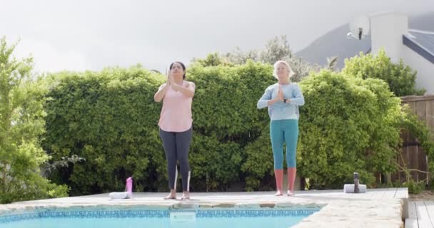 Dvě Šťastné Starší Ženy Cvičí Jógu Bazénu Slunné Zahradě Zpomalují — Stock video