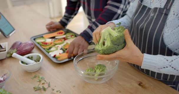 Šťastný Různorodý Seniorský Pár Který Připravuje Zeleninu Používá Tablet Kuchyni — Stock video