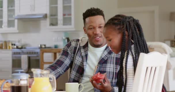 Padres Afroamericanos Felices Hija Desayunando Mesa Cámara Lenta Vida Doméstica — Vídeo de stock