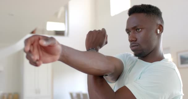 Fokuserad Afrikansk Amerikansk Man Som Sträcker Sig Soligt Vardagsrum Slow — Stockvideo