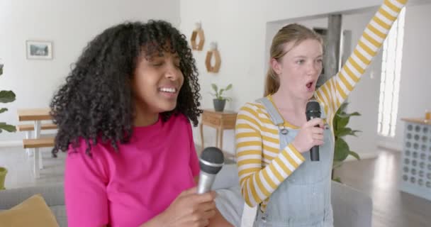 Vrolijk Divers Tienervriendinnen Dansen Zingen Thuis Slow Motion Huiselijk Leven — Stockvideo