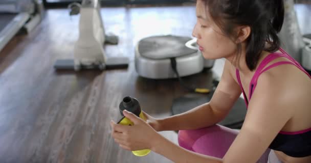 체육관 슬로우 모션에서 물병에서 마시는 아시아 건강한 라이프 스타일 피트니스 — 비디오