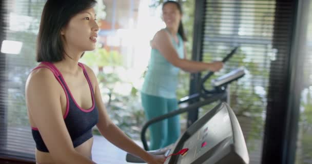 Heureux Asiatiques Amies Faisant Exercice Souriant Dans Salle Gym Maison — Video