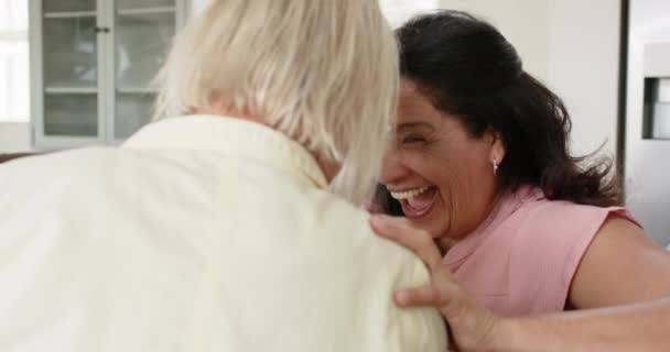 Szczęśliwe Zróżnicowane Starsze Kobiety Kawą Śmiejące Się Kanapie Słonecznym Salonie — Wideo stockowe