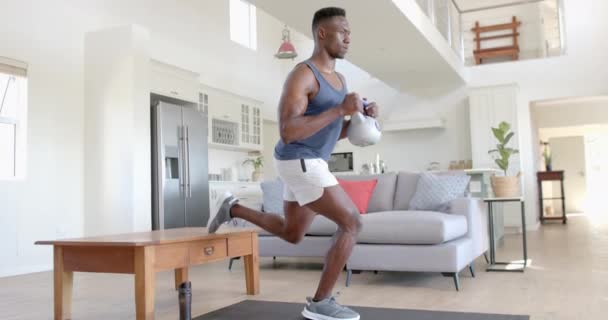 Homem Afro Americano Focado Exercitar Com Kettlebell Sala Estar Ensolarada — Vídeo de Stock