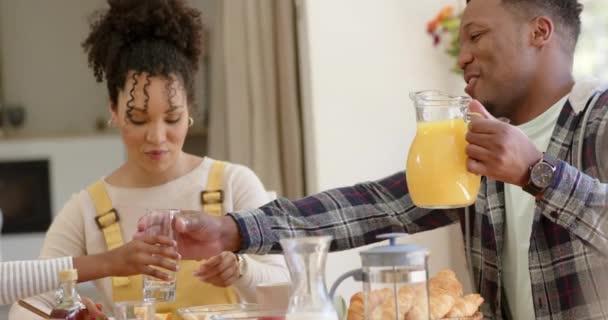 Щасливі Афроамериканські Батьки Дочка Поснідали Вдома Повільний Рух Домашнє Життя — стокове відео