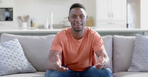 Szczęśliwy Afrykański Amerykanin Nagrywający Wideo Słonecznym Salonie Zwolnionym Tempie Dom — Wideo stockowe