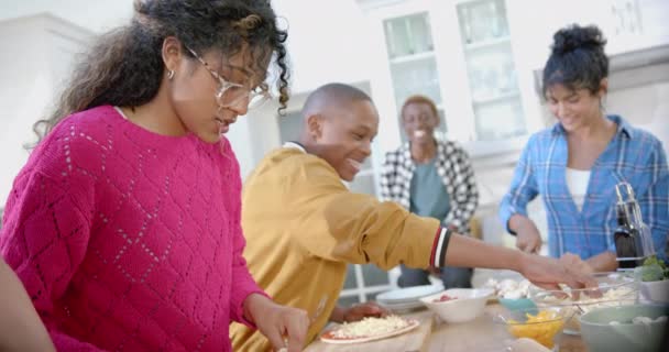 Gelukkige Diverse Groep Tienervrienden Koken Pizza Maken Keuken Slow Motion — Stockvideo