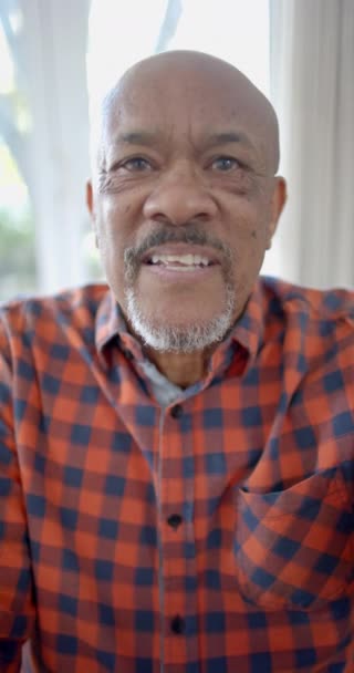 Verticale Video Van Portret Van Gelukkige Oudere Biracial Man Met — Stockvideo