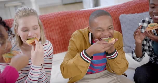 Šťastná Různorodá Skupina Dospívajících Přátel Sedících Gauči Jedoucích Doma Pizzu — Stock video