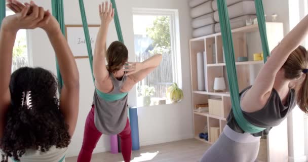 Konzentriert Diverse Fitness Teenager Mädchen Luft Yoga Kurs Großen Weißen — Stockvideo