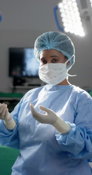 非洲裔美国女外科医生在手术室里的垂直影像 动作缓慢 医院和工作 未加改动 — 图库视频影像
