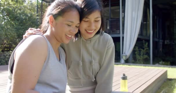 Feliz Asiática Amigos Sexo Feminino Com Garrafa Água Fazendo Selfie — Vídeo de Stock
