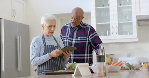 Szczęśliwa Para Seniorów Używając Tabletu Gotowania Kuchni Zwolnione Tempo Życie — Wideo stockowe